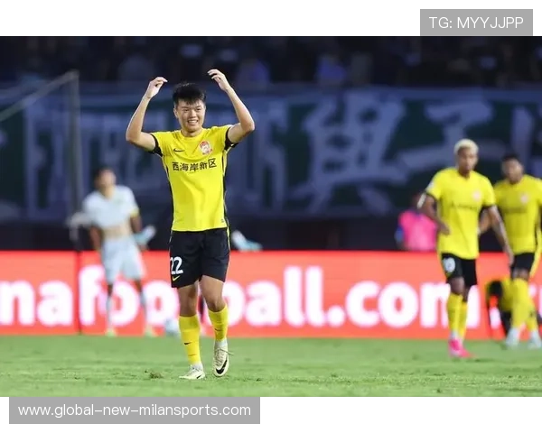 上海海港训练对抗拉满，杨希一对一防守不让半步